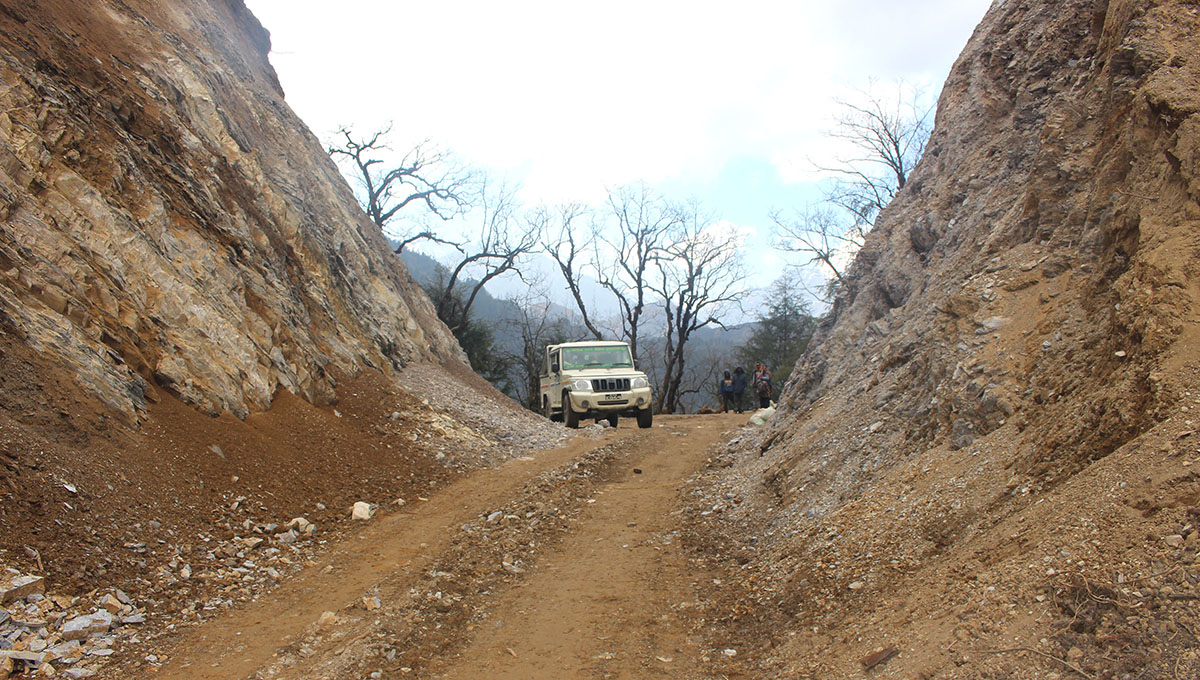 पहाड काटेर सडक