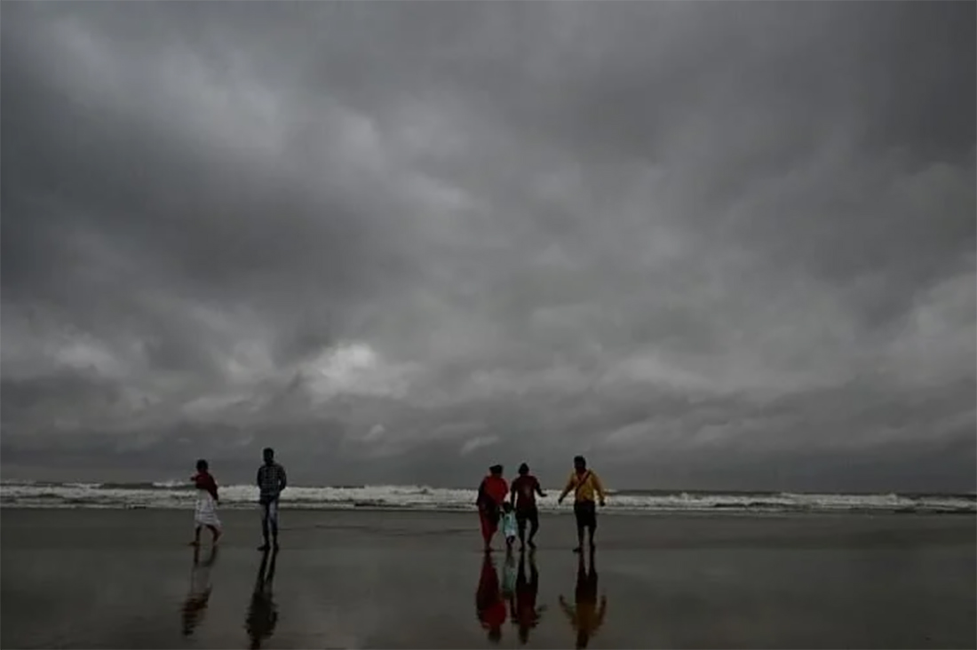 चक्रवात दानाको त्रासले सुरक्षित स्थानतर्फ जाँदै १० लाखभन्दा बढी भारतीय 