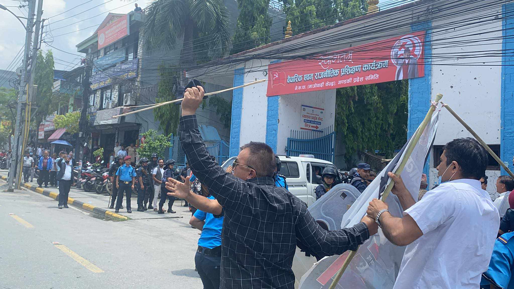 पोखरामा सहकारीपीडितले देखाए प्रधानमन्त्रीलाई कालो झण्डा