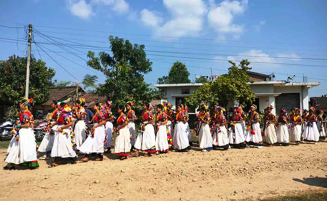 थारु बस्तीमा ‘सखिया नाच’को रौनक