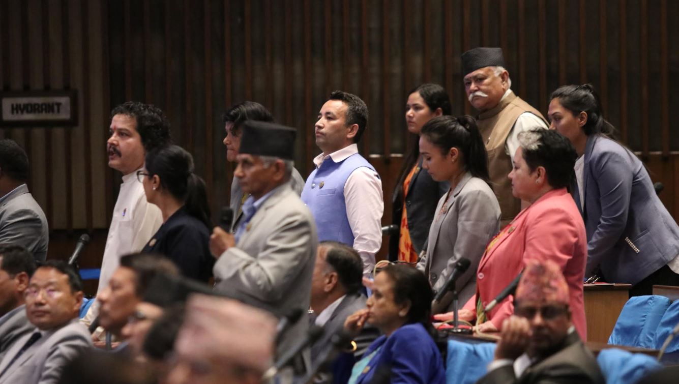 हितराज पाण्डे बोलिरहे, रास्वपा सांसदले दुई हातले टेबल बजाइरहे