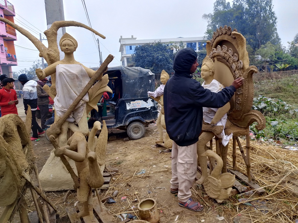 सरस्वतीका मूर्ति बनाउन मूर्तिकारलाई भ्याइनभ्याई 