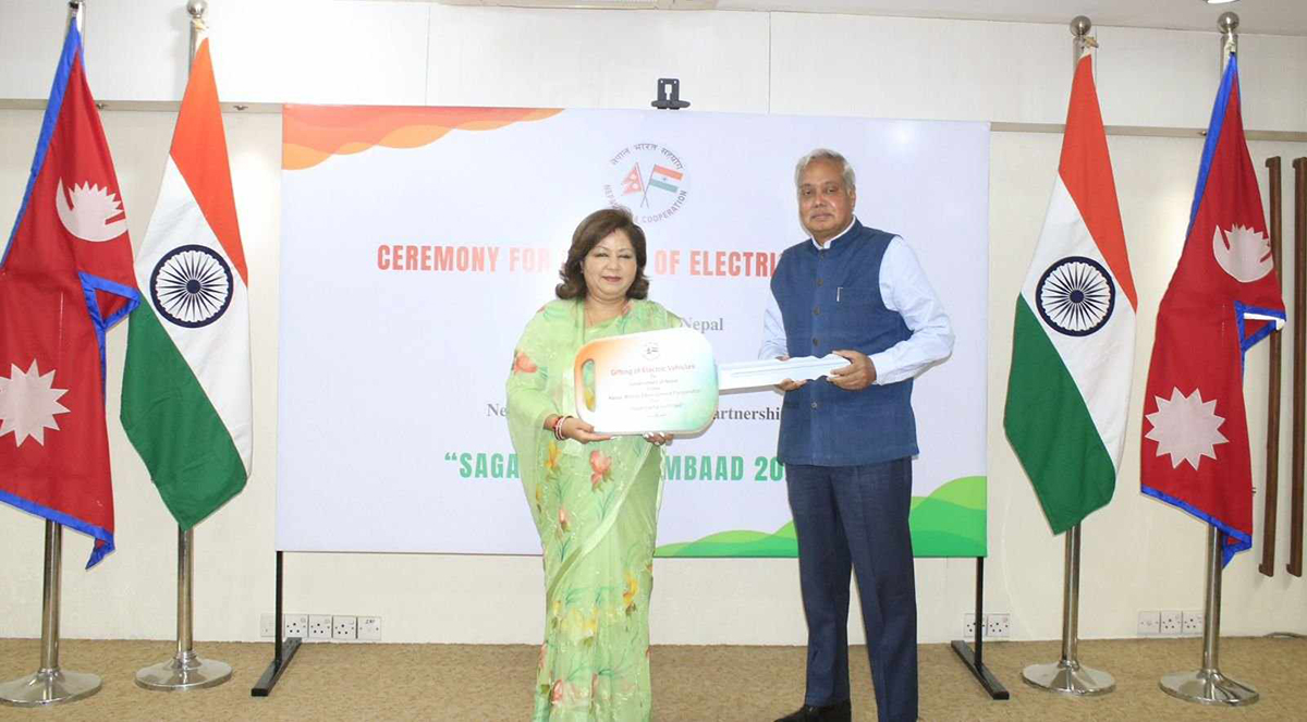 सगरमाथा संवादका निम्ति भारतले दियो १५ वटा विद्युतीय सवारी