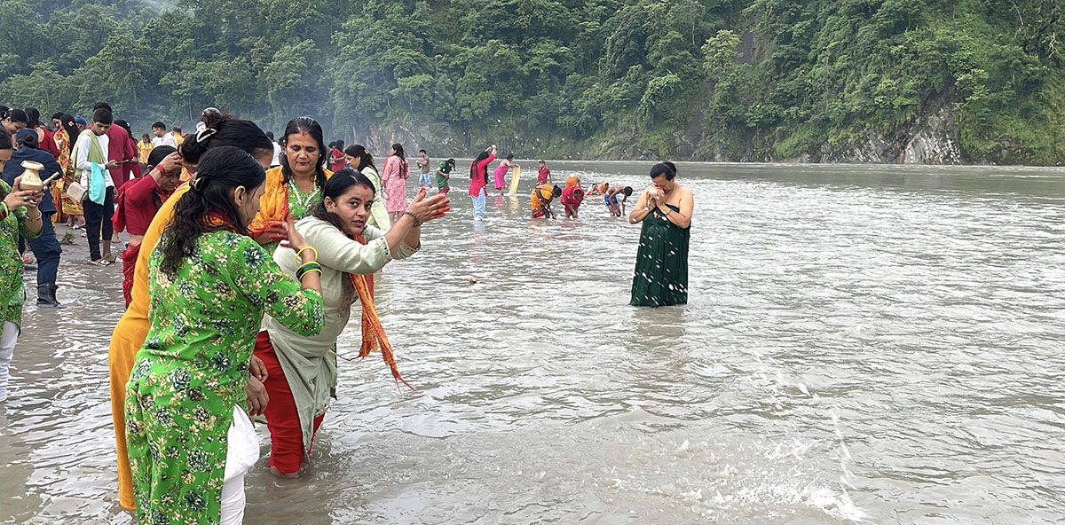 देवघाटमा भक्तजन