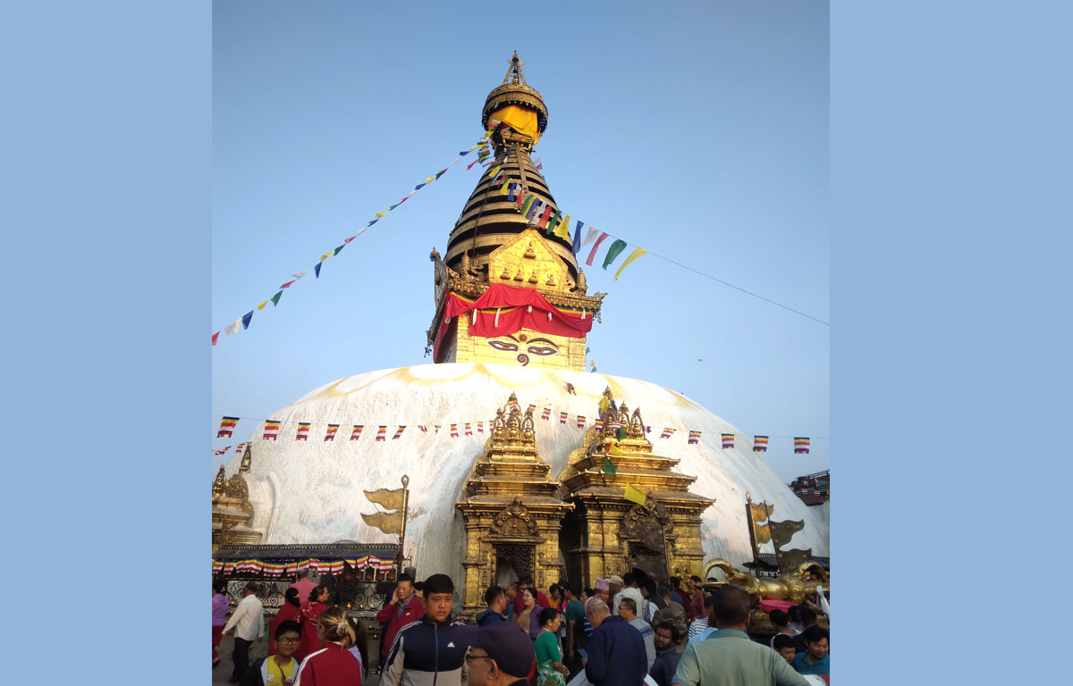 स्वयम्भूनाथ क्षेत्रमा बौद्धमार्गीको घुइँचो, बुद्धको अस्तुधातु दर्शनका लागि राखियो