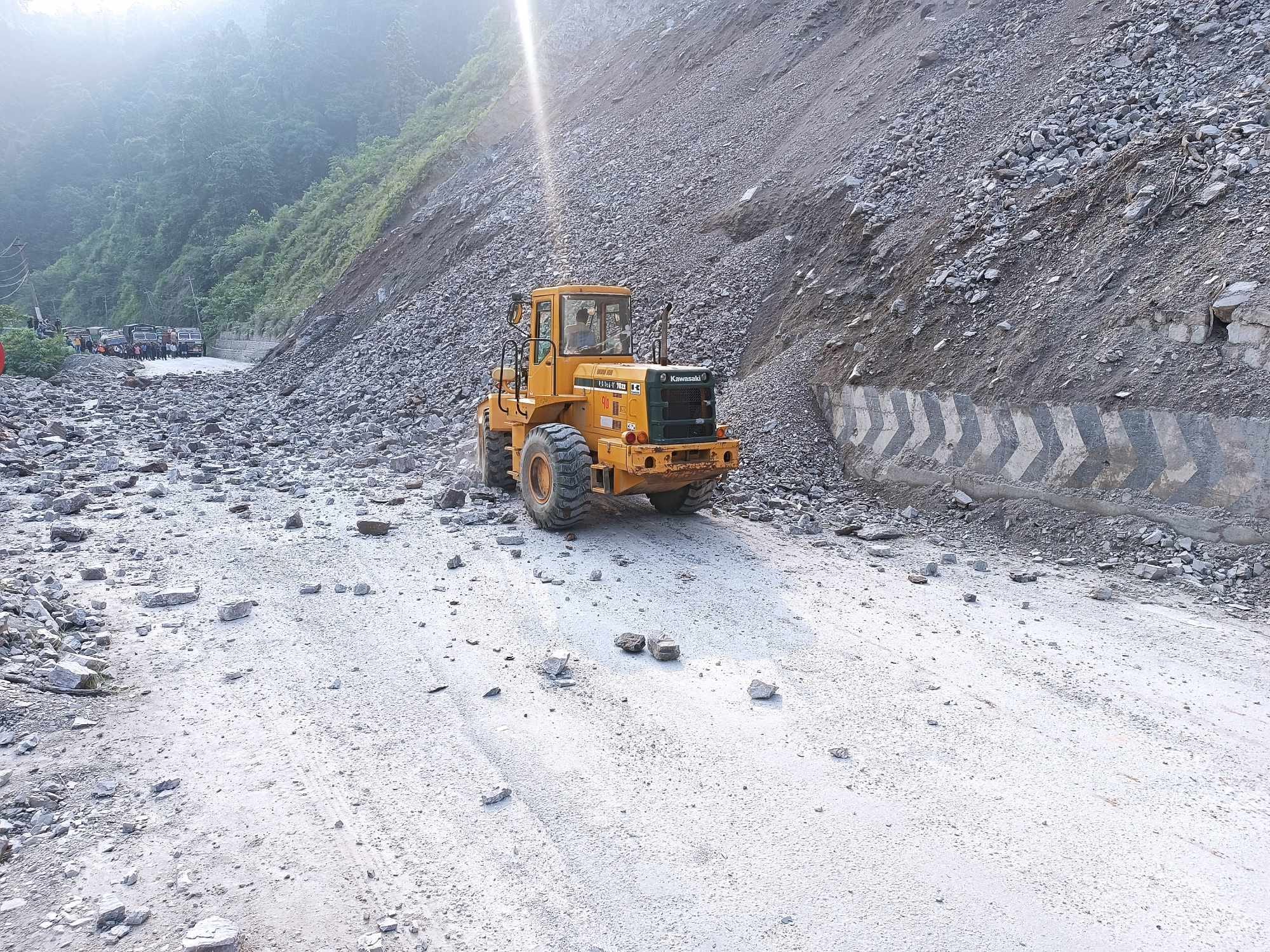 सुक्खा पहिरोले कोसी राजमार्ग अवरुद्ध, एकजना घाइते