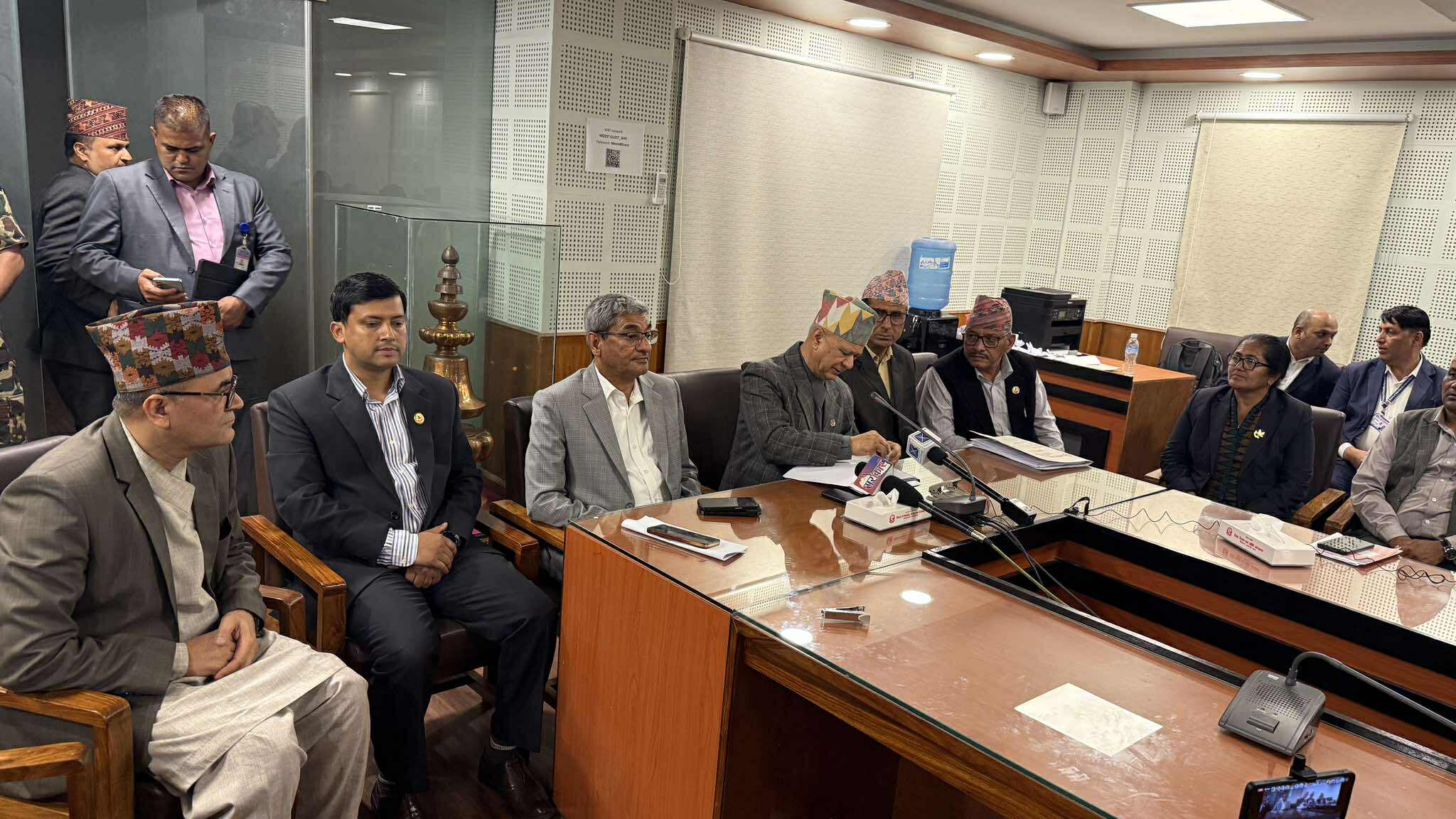 शिक्षकका माग सम्बोधन गर्न सरकारलाई आठ अर्ब दायित्व थपिने, अर्थको सहमति