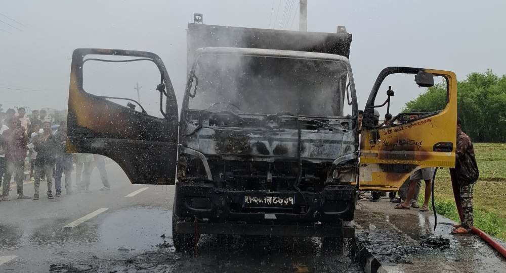 विराटनगरमा गुडिरहेको टिपरमा आगलागी