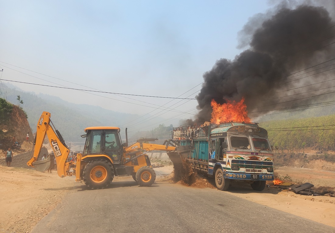 औषधिमा प्रयोग हुने केमिकल बोकेको ट्रकमा आगलागी