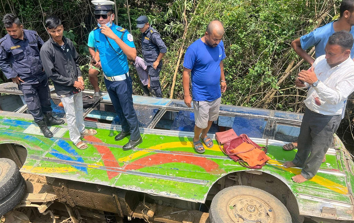 दाङमा बस दुर्घटना : दुईको मृत्यु, ३४ जना घाइते