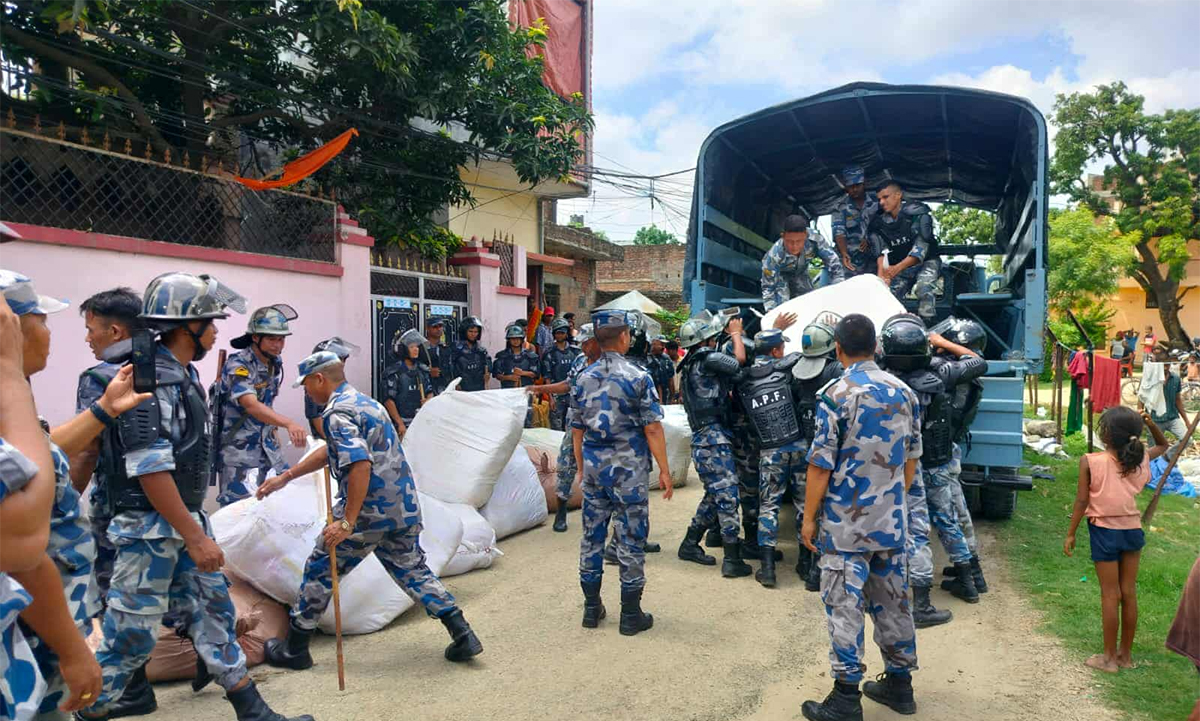 वीरगन्जको ‘अवैध’ गोदाममा छापा, लत्ताकपडा बरामद
