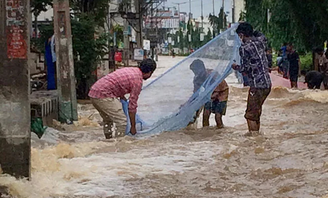 भारतमा बाढीका कारण १५ जनाको मृत्यु, १०० बेपत्ता